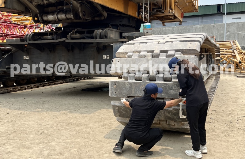 Measure crawler crane undercarriage.jpg