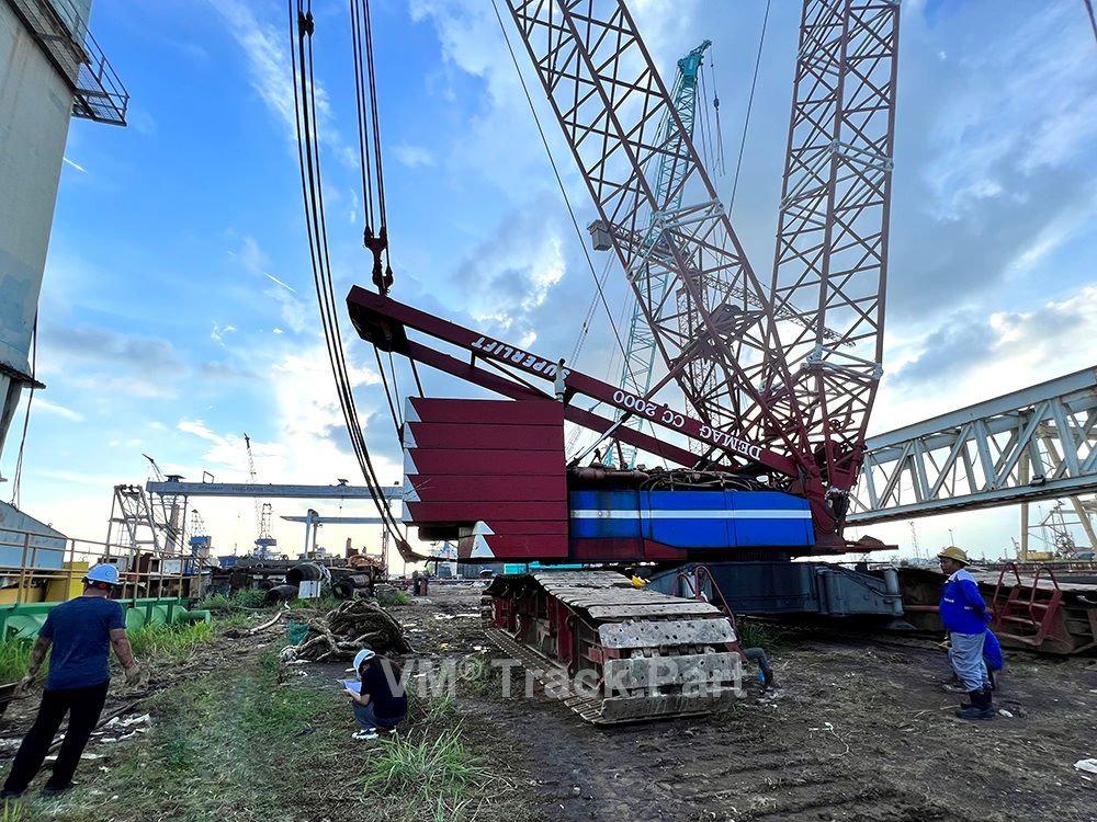 4-2 Demag CC2000 Crawler Crane in Ship Yard.jpg
