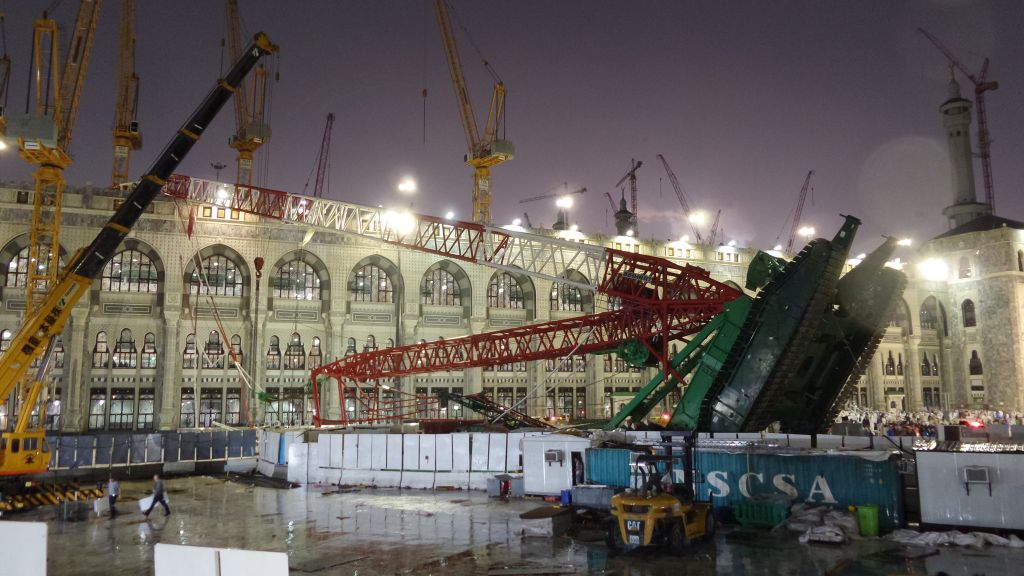 The biggest crane accident in the world .jpg