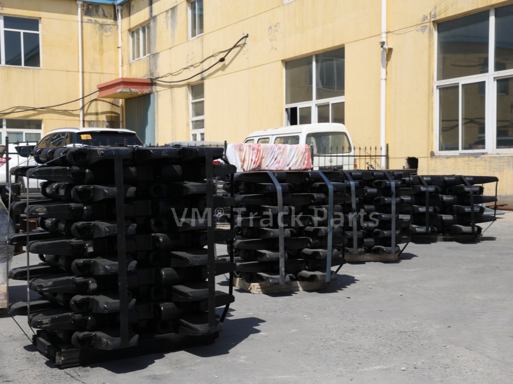 XCMG XGC75 track shoe delivery.jpg