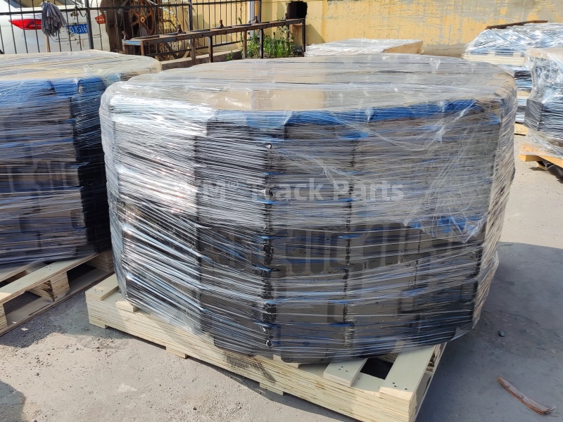 assembly service of crane track shoe.jpg