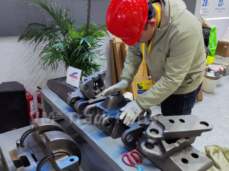Professional crawler crane parts technicians.jpg