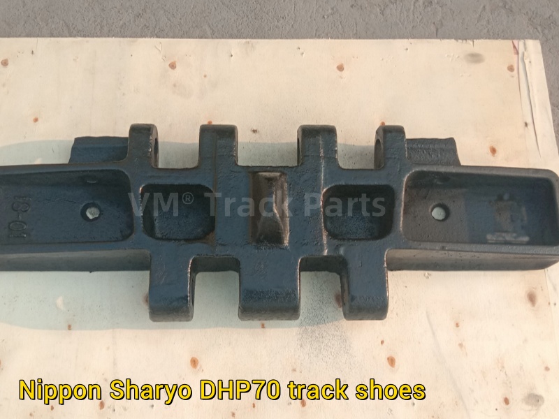 Nippon Sharyo DHP70 track shoes.jpg